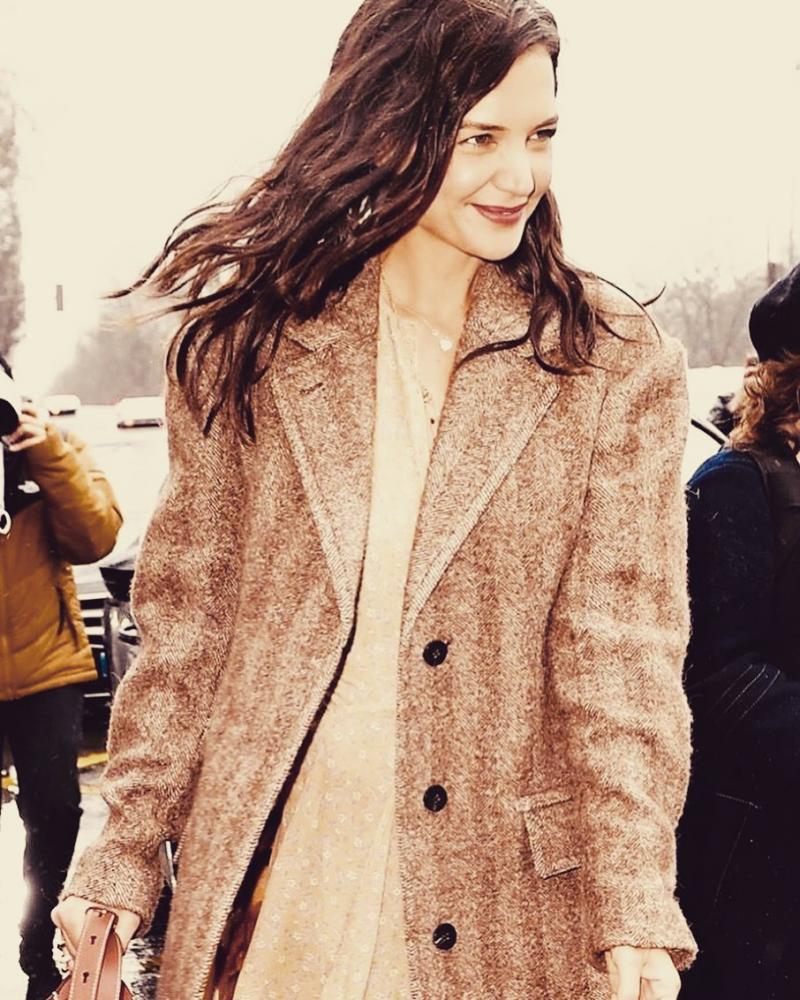 Katie Holmes Tunjukkan Kemesraan Dalam Balutan Jaket Gingham dan Celana Jeans Longgar