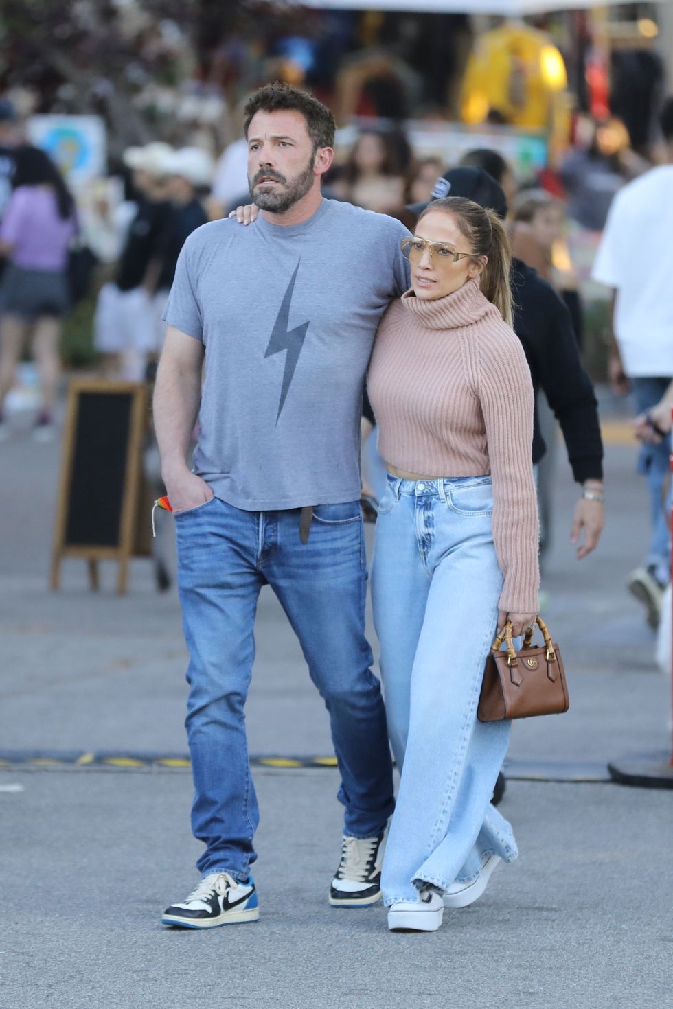 Jennifer Lopez Menggabungkan Jeans dengan Tas Favorit Princess Diana