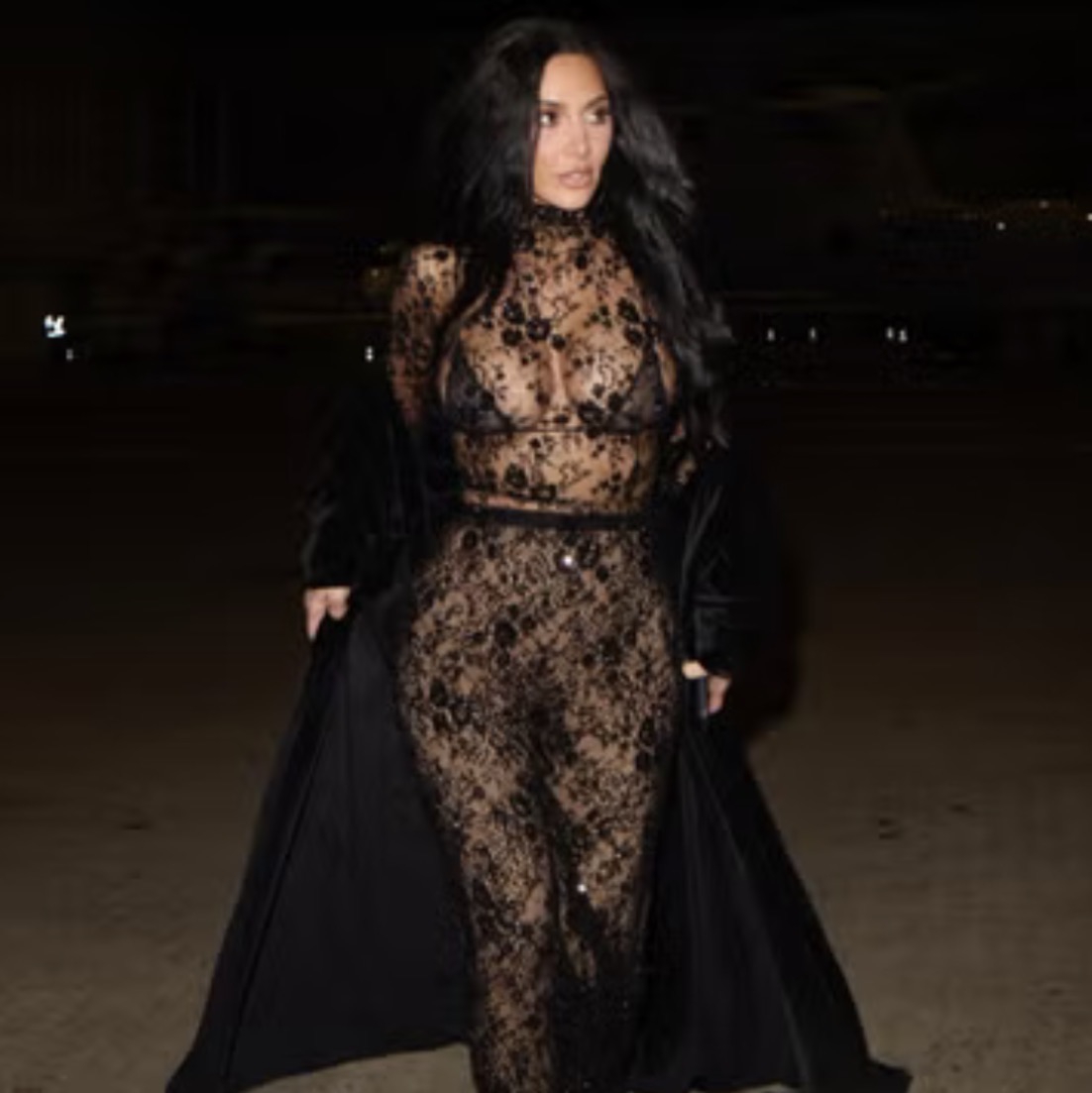 Kim Kardashian Tampil Memukau di Paris dengan Busana Terusan Transparan Berbahan Renda dan Jubah