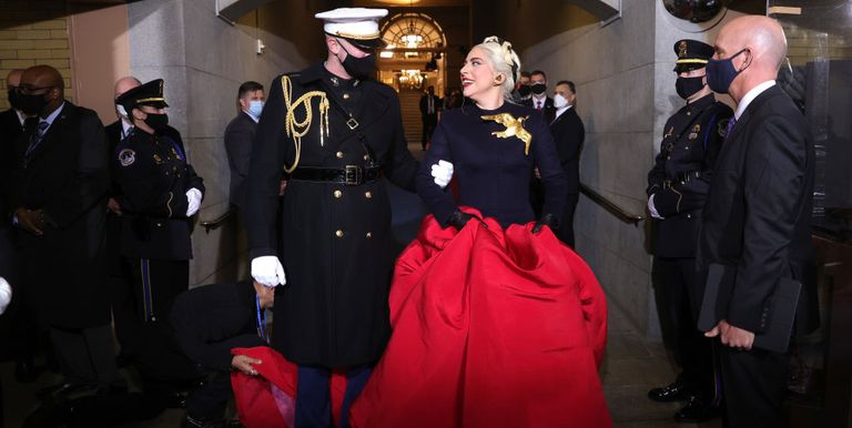 Intip Penampilan Lady Gaga yang Kenakan Busana Rancangan Schiaparelli Haute Couture saat Tampil di Acara Pelantikan Joe-Kamala