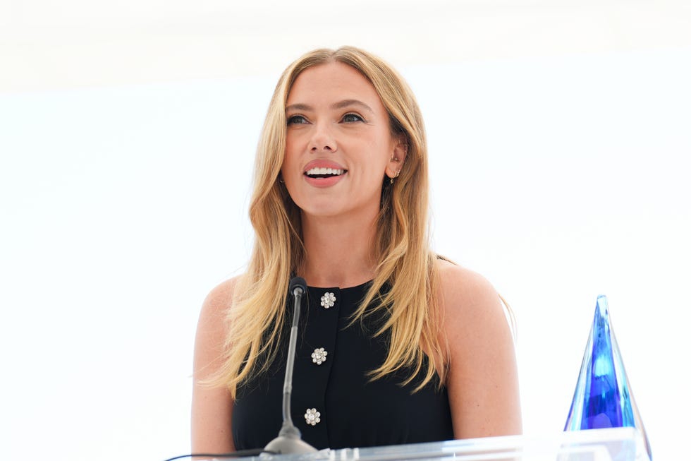 Scarlett Johansson Pancarkan Pesona Elegan Khas California dalam Balutan Gaun Hitam Rancangan Prada