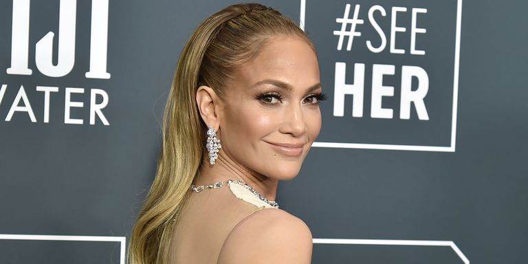 Momen J.Lo Tampil Seperti "Barbie Unicorn" Lengkap dengan Wig Warna-Warni