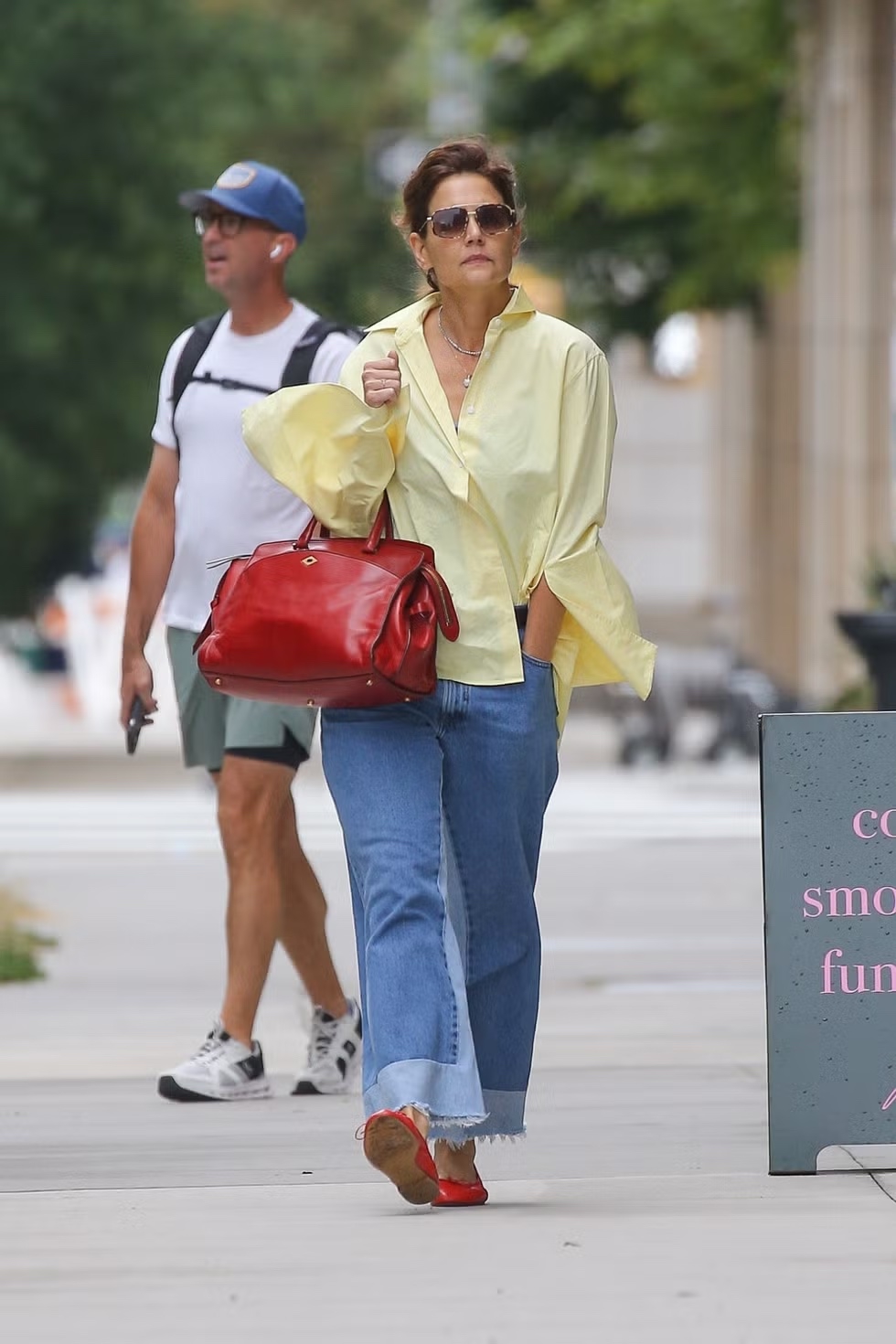 Tampilan Warna Primer ala Katie Holmes yang Disempurnakan bersama Lengan Dramatis Berbelahan