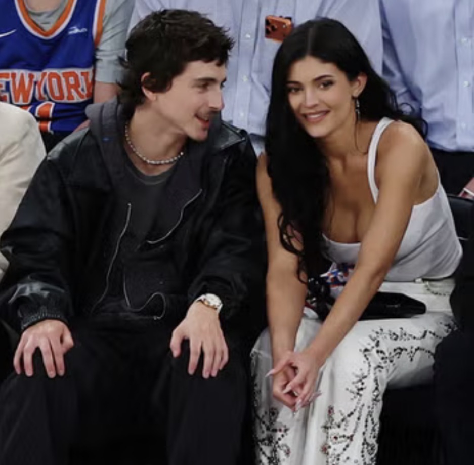 Kylie Jenner Tampil dengan Tren Kuku Terpanas Musim Ini Saat Kencan Bersama Timoth&eacute;e Chalamet