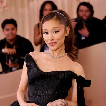 Ariana Grande Beri Penggemar Sekilas Tampilan Rambut Alaminya dalam Video Candid Terbaru