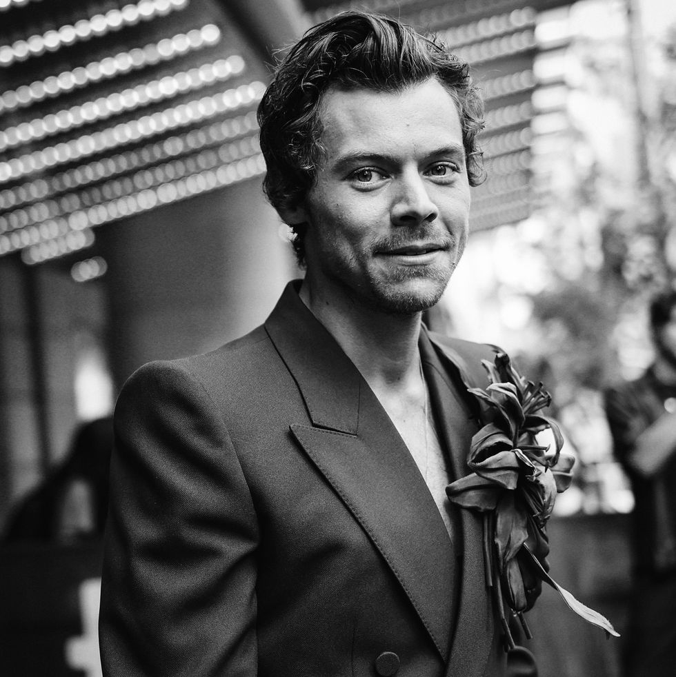 Simak Reaksi Harry Styles Mencukur Habis Rambutnya!