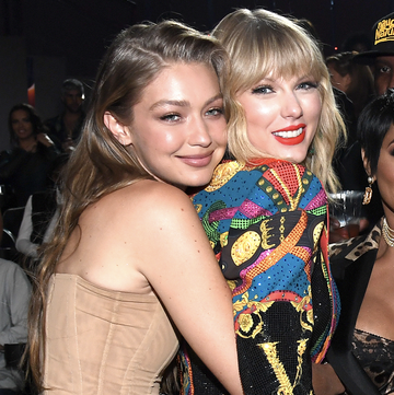Gigi Hadid Sangat Gembira Atas Kisah Cinta Taylor Swift dan Travis Kelce