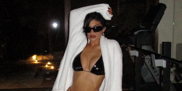 Kylie Jenner Tampil Menjadi Snow Bunny yang Glamor dengan Bikini dan Fuzzy Boots