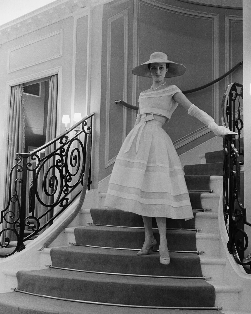 Seorang model di tangga pada tahun 1956