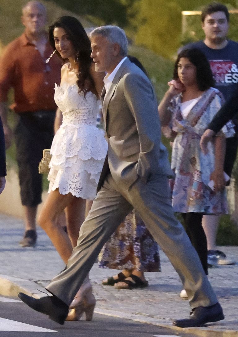Amal Clooney Mengenakan Gaun Mini Putih Paling Romantis Ketika Berkencan dengan George