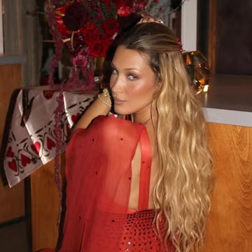 Bella Hadid Merayakan Hari Valentine dengan Gaun Georges Chakra yang Berkilau