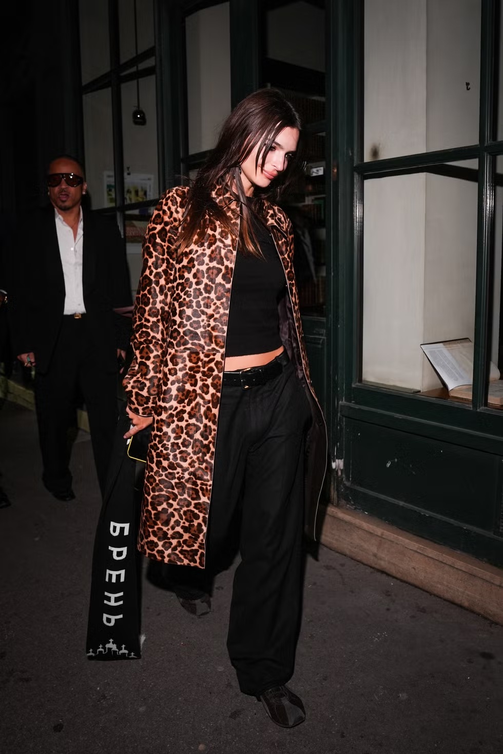 Emily Ratajkowski Kenakan Mantel Pencuri Perhatian saat Berada di Paris