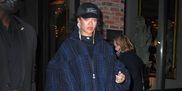 Rihanna Tampil Sporty dengan Memadukan Sepatu Balenciaga dan Topi Bisbol