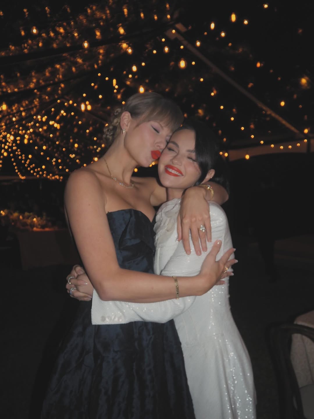 Selena Gomez Bagikan Momen Hangat Bersama Taylor Swift di Hari Pernikahannya