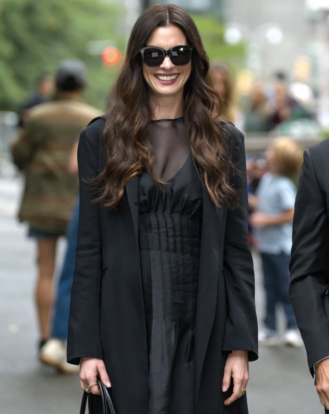 Anne Hathaway Tampil Misterius dengan Busana Serba Hitam di Lokasi Syuting The Devil Wears Prada 2