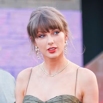 Lihat Penampilan Perdana Taylor Swift Sebagai Pengantin Baru
