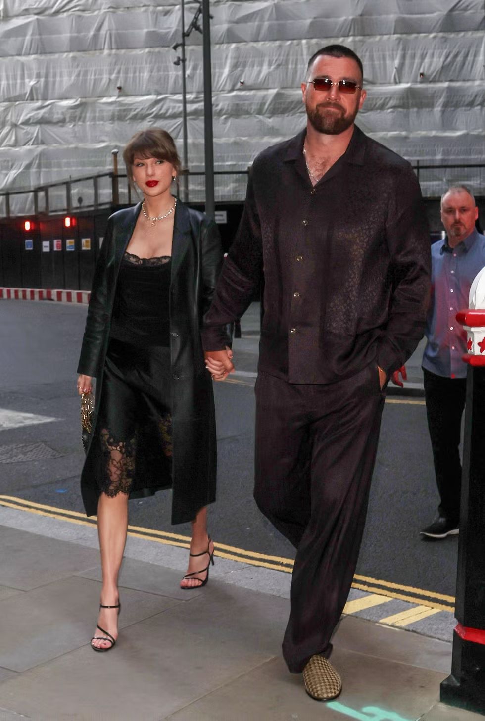 Gaya Taylor Swift di London Terlihat Elegan, Sexy, dan Semakin Dewasa