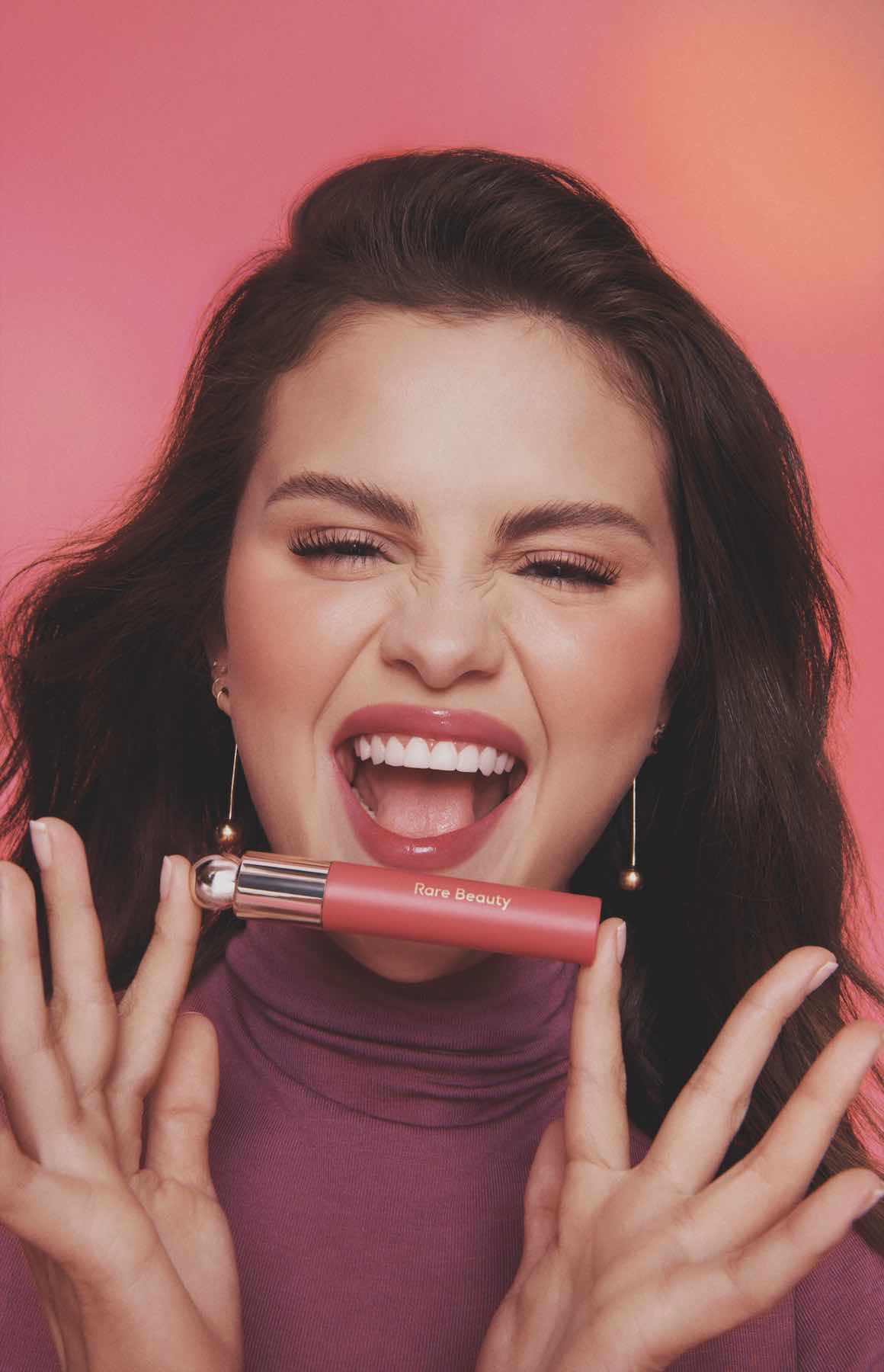 Wawancara Eksklusif: Selena Gomez Bahagia Rare Beauty Resmi Tersedia di Indonesia