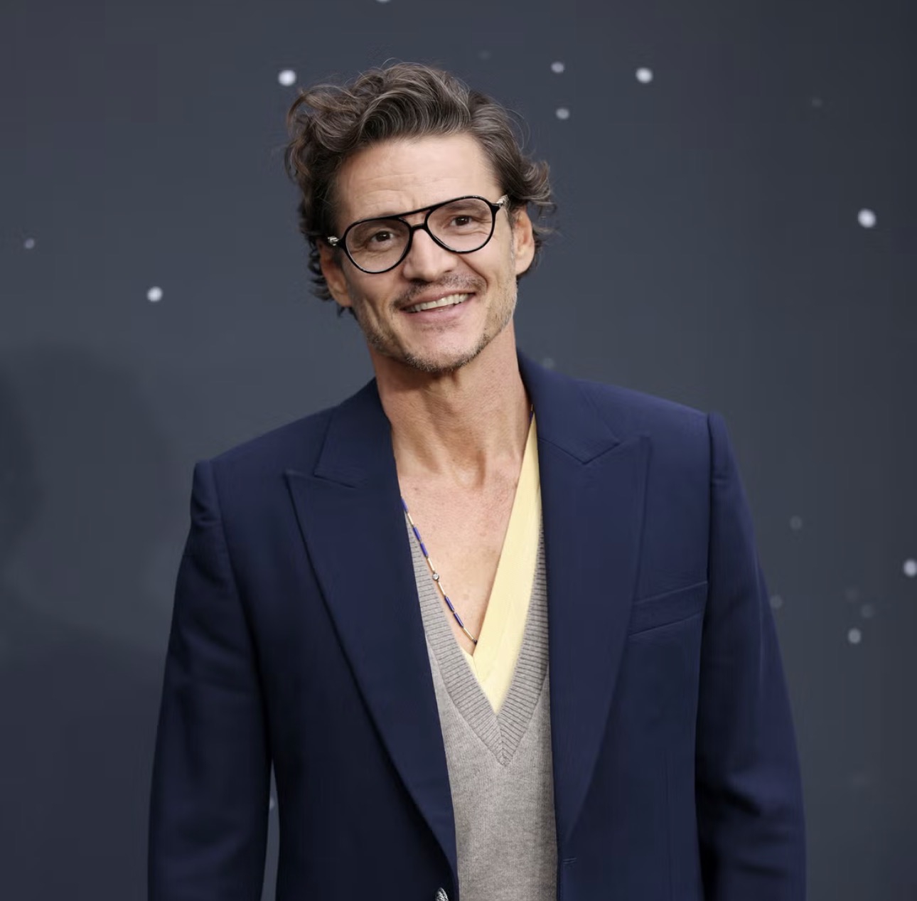 Pedro Pascal Tampil dengan Tren Double V-Neck untuk Musim Semi