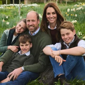 Pangeran William & Kate Tampil Serasi dalam Warna Hijau Bersama Anak-Anak Mereka untuk Kartu Natal Tahunan