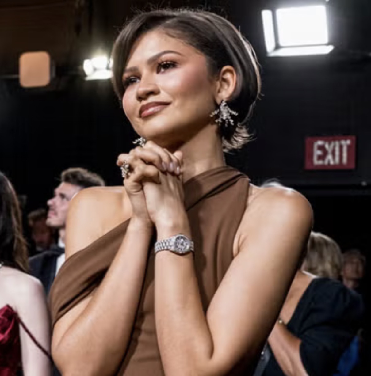 Zendaya dengan Bangga Memperlihatkan Cincin Tunangan dan Cincin Pernikahannya di Ajang Oscars 2026