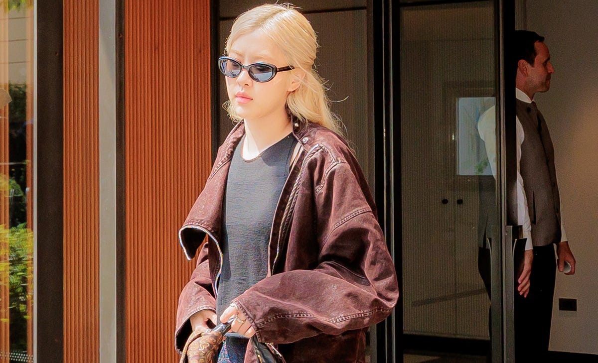 Rosé Memadukan Sandal Jepit dan Syal Desainer dengan Begitu Sempurna