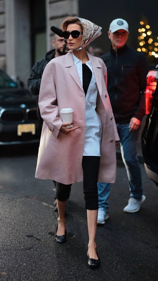 Bella Hadid Jadi Sosok Terbaru yang Adopsi Tren Headwear Bergaya Mid-Century