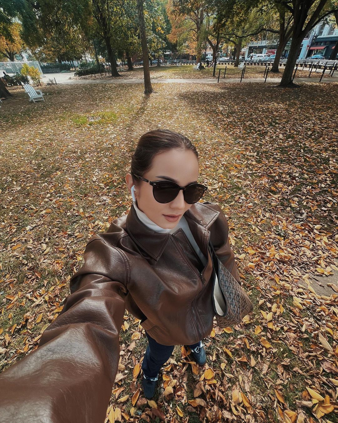 Enzy Storia berbalut jaket kulit cokelat