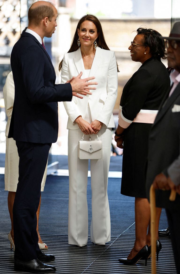 Kate Middleton Tampak Cantik Mengenakan Setelan Putih Alexander McQueen&nbsp;untuk Merayakan Windrush Day