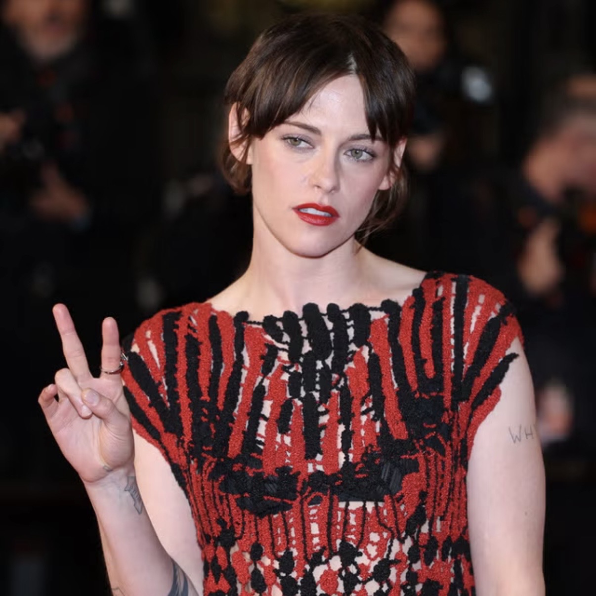 Kristen Stewart Kembali Padukan Sneakers dengan Chanel di Cannes Film Festival