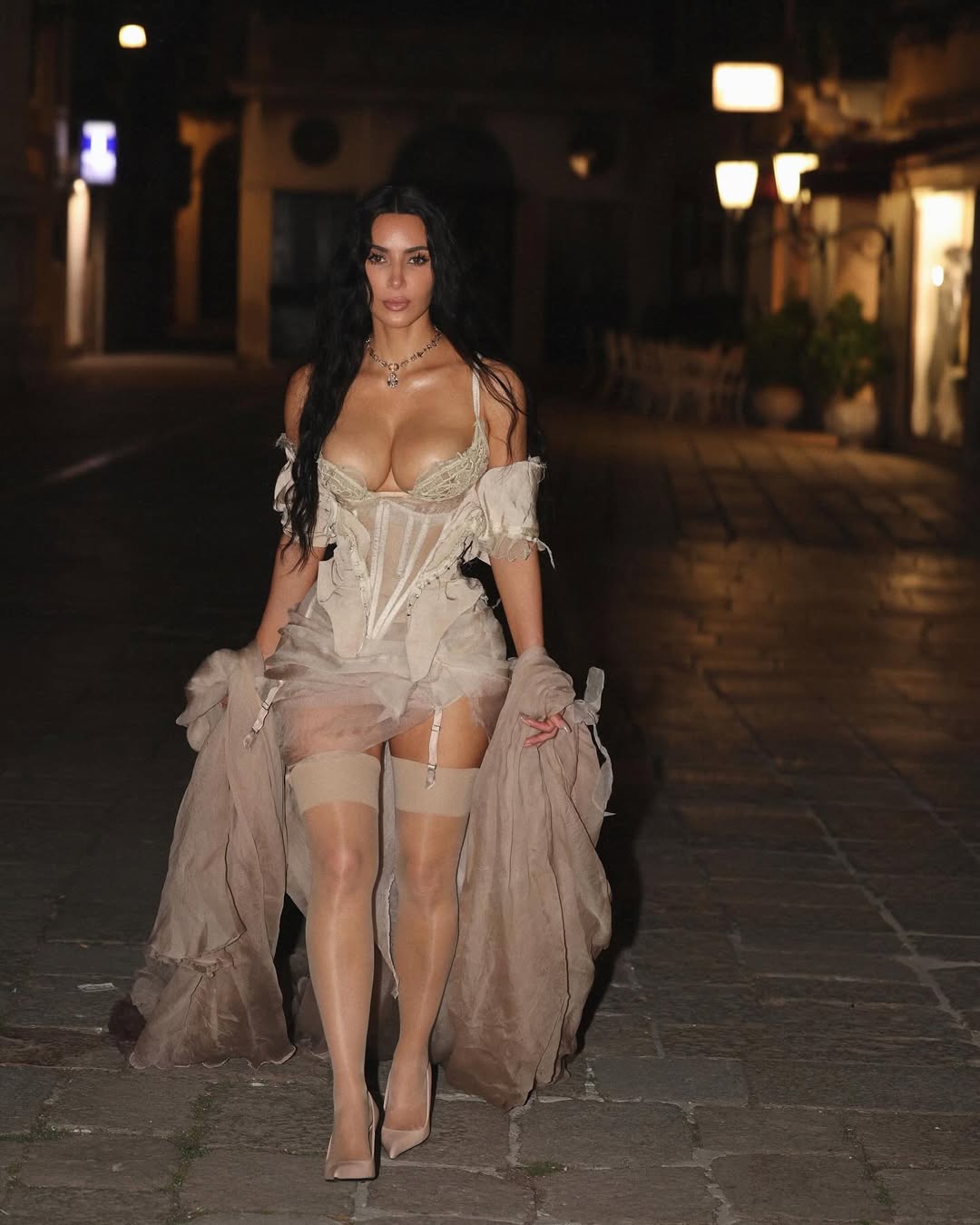 Kim Kardashian Tampil Seperti Femme Fatale saat Berada di Venice