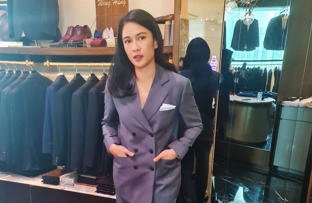 Dian Sastrowardoyo Terinspirasi Drama Korea Vincenzo dengan Tampil Memakai Setelan Jas