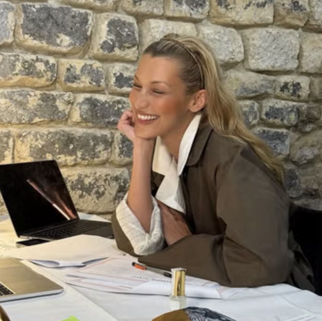 Bella Hadid Tampil Chic dengan Gaya Business Look yang Mengangkat Tren Headband&nbsp;