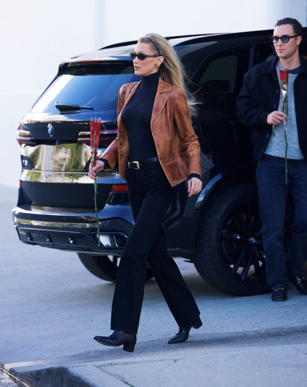 Bella Hadid Kenakan Blazer Kulit Vintage yang Beri Sentuhan Minimalis pada Gaya Western