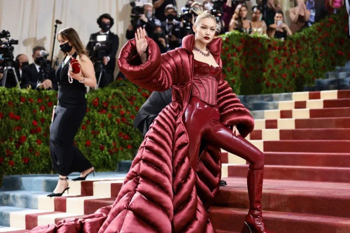 Gigi Hadid Tampil di Met Gala dengan Korset Merah dan Jumpsuit Lateks
