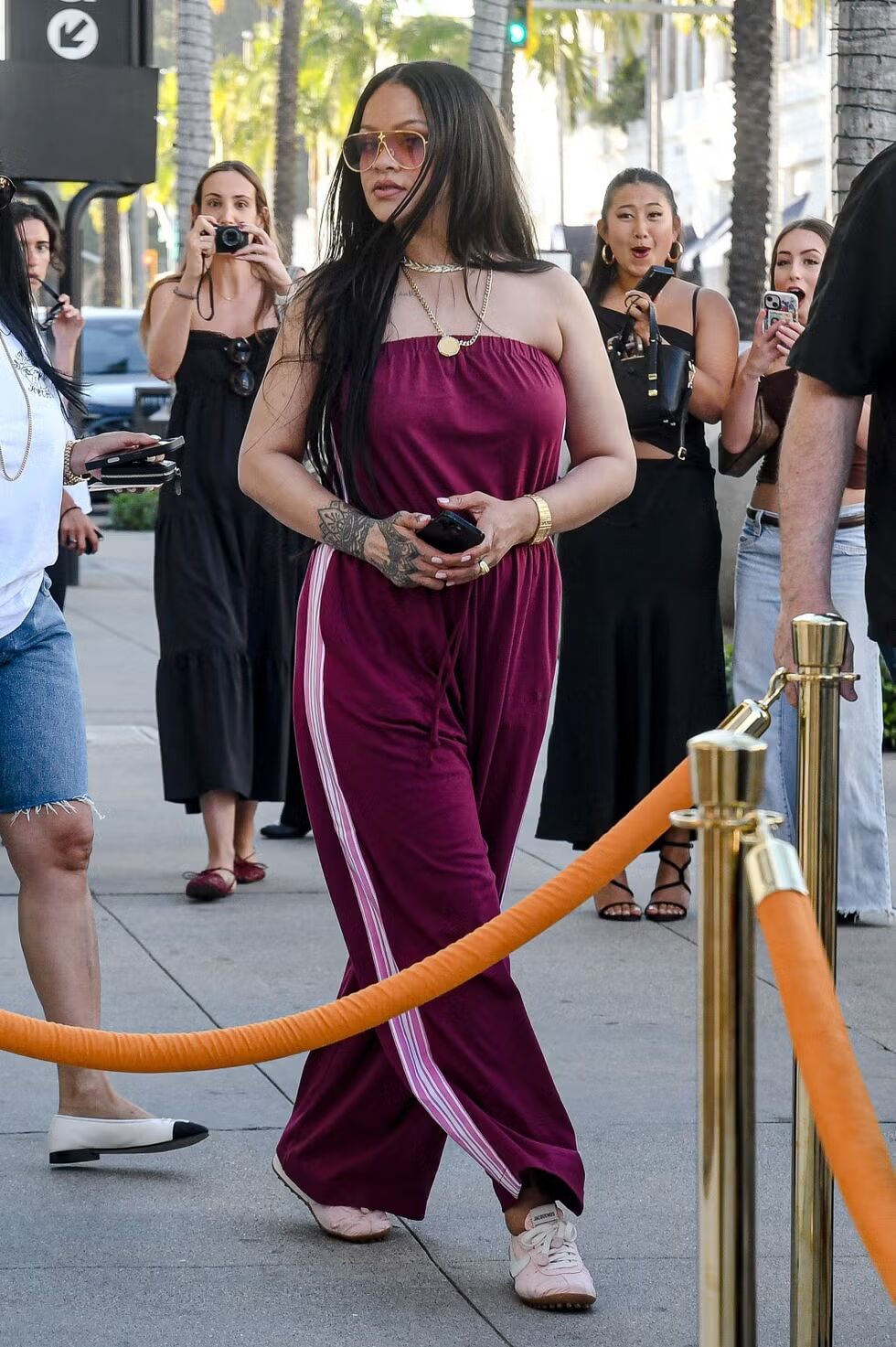 Rihanna Membuat Khas Era Y2K Terasa Segar Saat Berbelanja di Beverly Hills