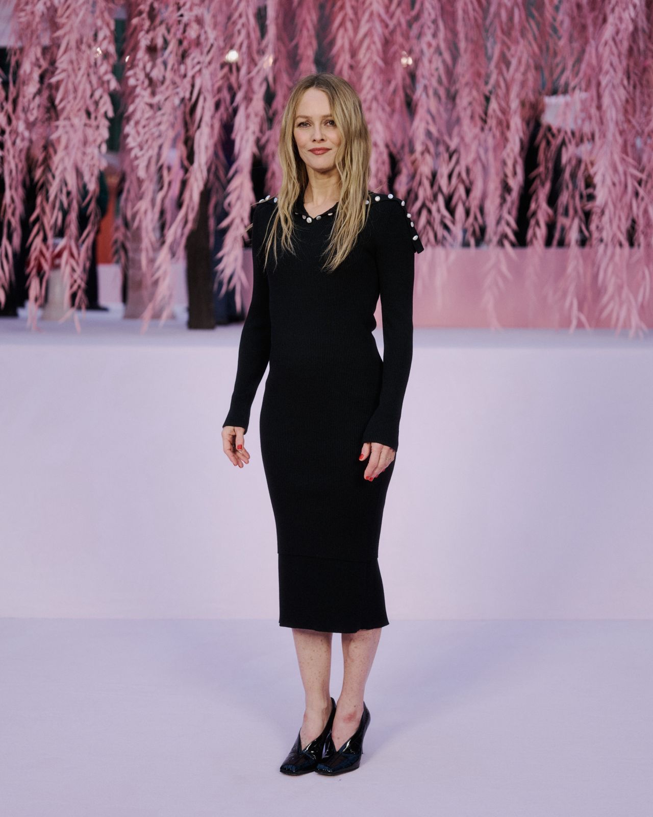 Dress hitam dengan bahan knit yang membentuk tubuh