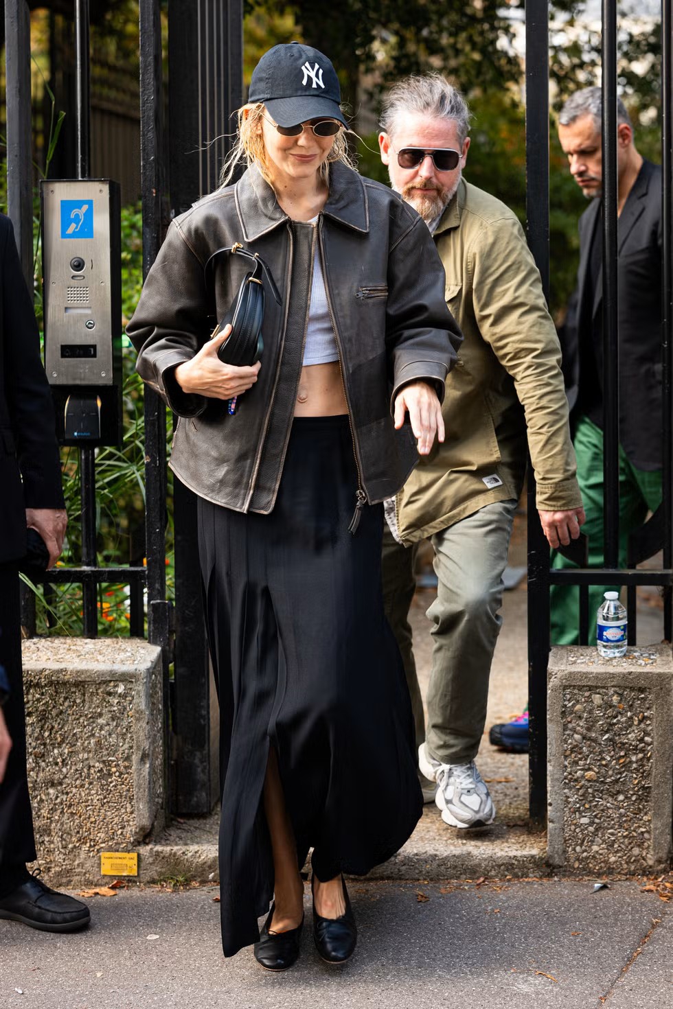 Gigi Hadid Kenakan Jaket Kulit Bernuansa Vintage dengan Dua Gaya Berbeda