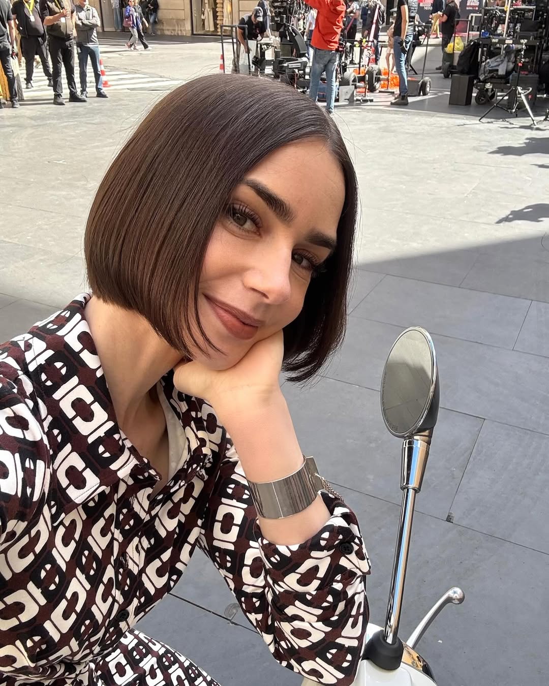 Lily Collins Tampak Siap Menyambut Musim Semi di Lokasi Syuting Emily in Paris