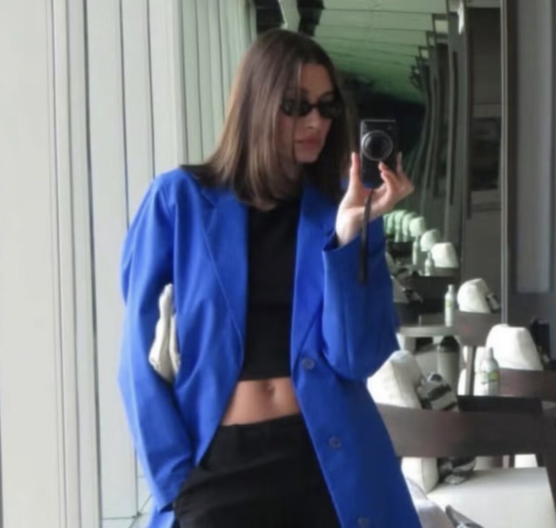 Foto Terbaru Hailey Bieber Mengenakan Mantel Jil Sander Miliknya Dari Tahun 2011