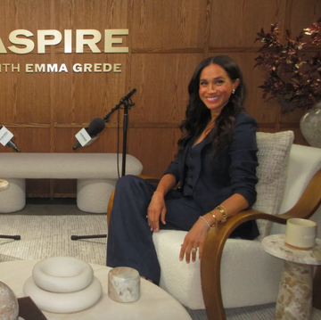 Duchess Meghan Tampil dengan Setelan dari Ralph Lauren untuk Wawancara Podcast Terbarunya