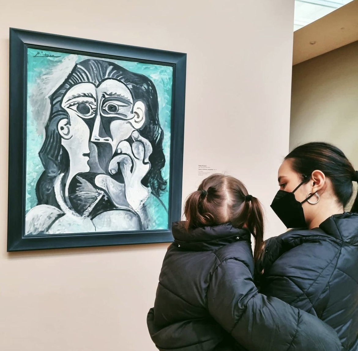 Raisa dan Hamish Daud Mengajak Putrinya untuk Berjalan-Jalan ke Salah Satu Museum Seni Terbesar