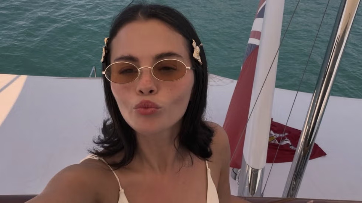 Selena Gomez Bagikan Momen Liburan Tepi Laut yang Membuat Siapa Pun Ingin Segera Berlibur