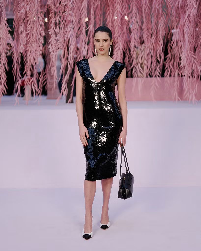 Dress penuh dengan gemerlap sequins