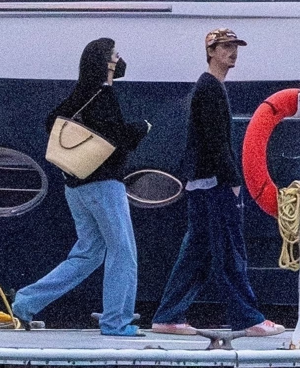 Timoth&eacute;e dan Kylie tampil kasual di Los Cabos, Meksiko.