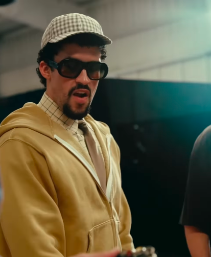 Bad Bunny Padukan Warna Kuning Mustard dan Blush Pink Saat Tampil di Paddock F1