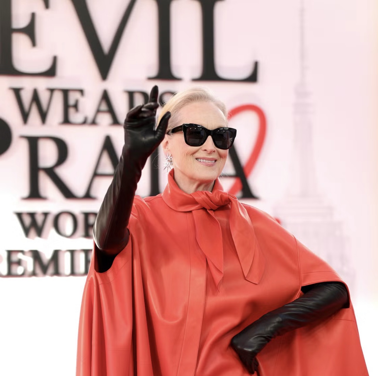 Meryl Streep Jadi &ldquo;Main Character&rdquo; dalam Gaun Cape Merah di Premiere Dunia The Devil Wears Prada 2