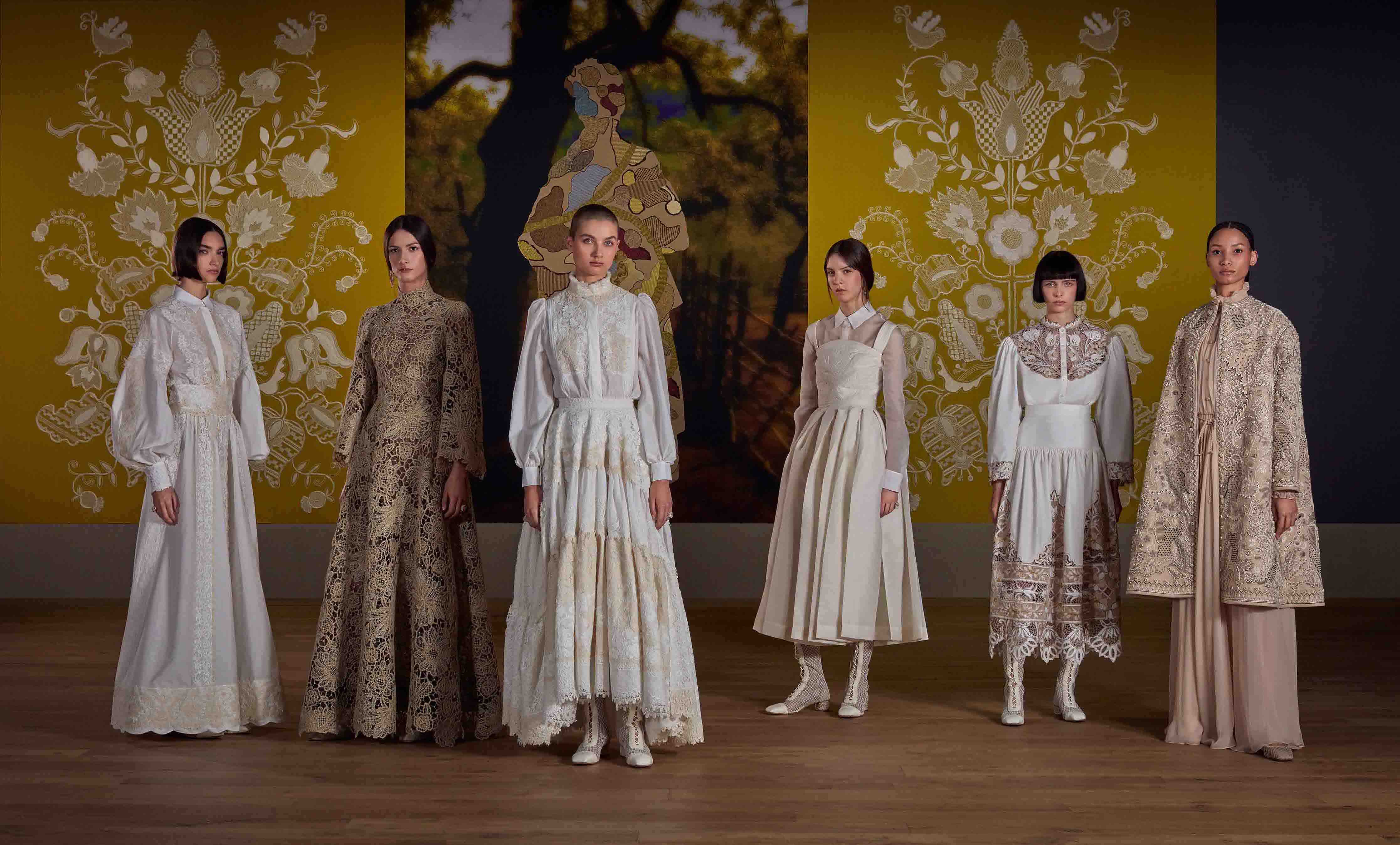 Sebuah Lukisan Bersulam Menjadi Inspirasi Maria Grazia Chiuri di Dior Haute Couture Musim Fall/Winter 2022