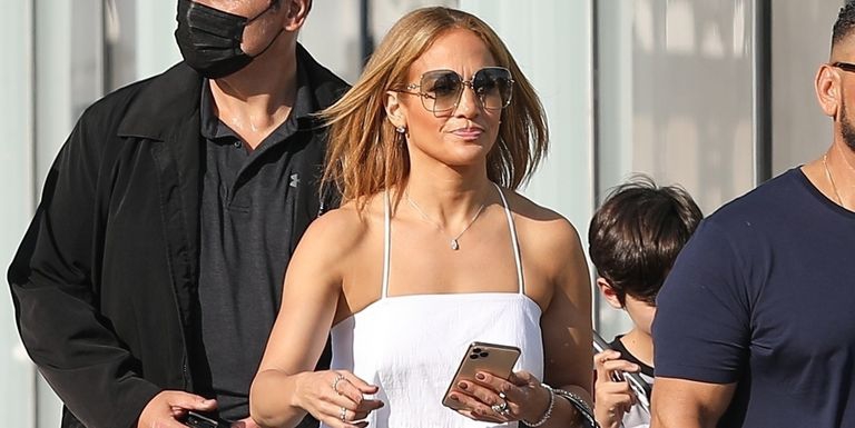 J.Lo Kembali Ciptakan Penampilan yang Chic ketika Memadukan Crop Top Bersama Rok Maxi Denim