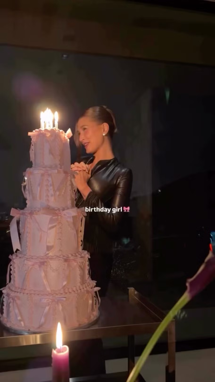 Hailey Bieber Rayakan Ulang Tahunnya yang ke-29 dengan Atasan Versace Vintage